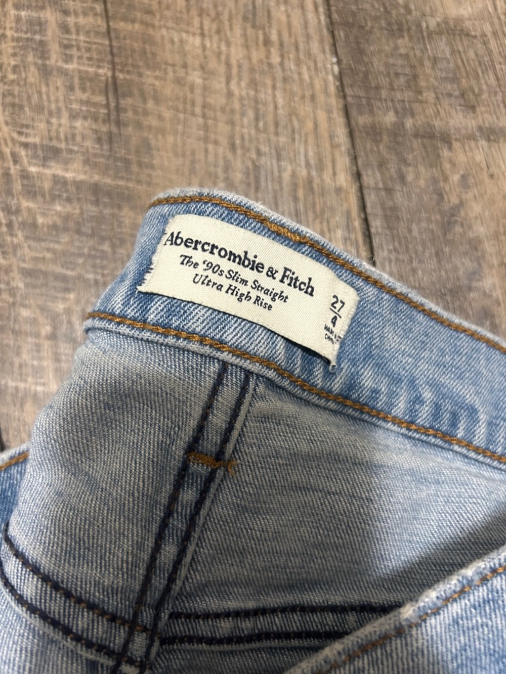 A&F 90s Slim Straight Ultra High Rise - Picture 3 of 3